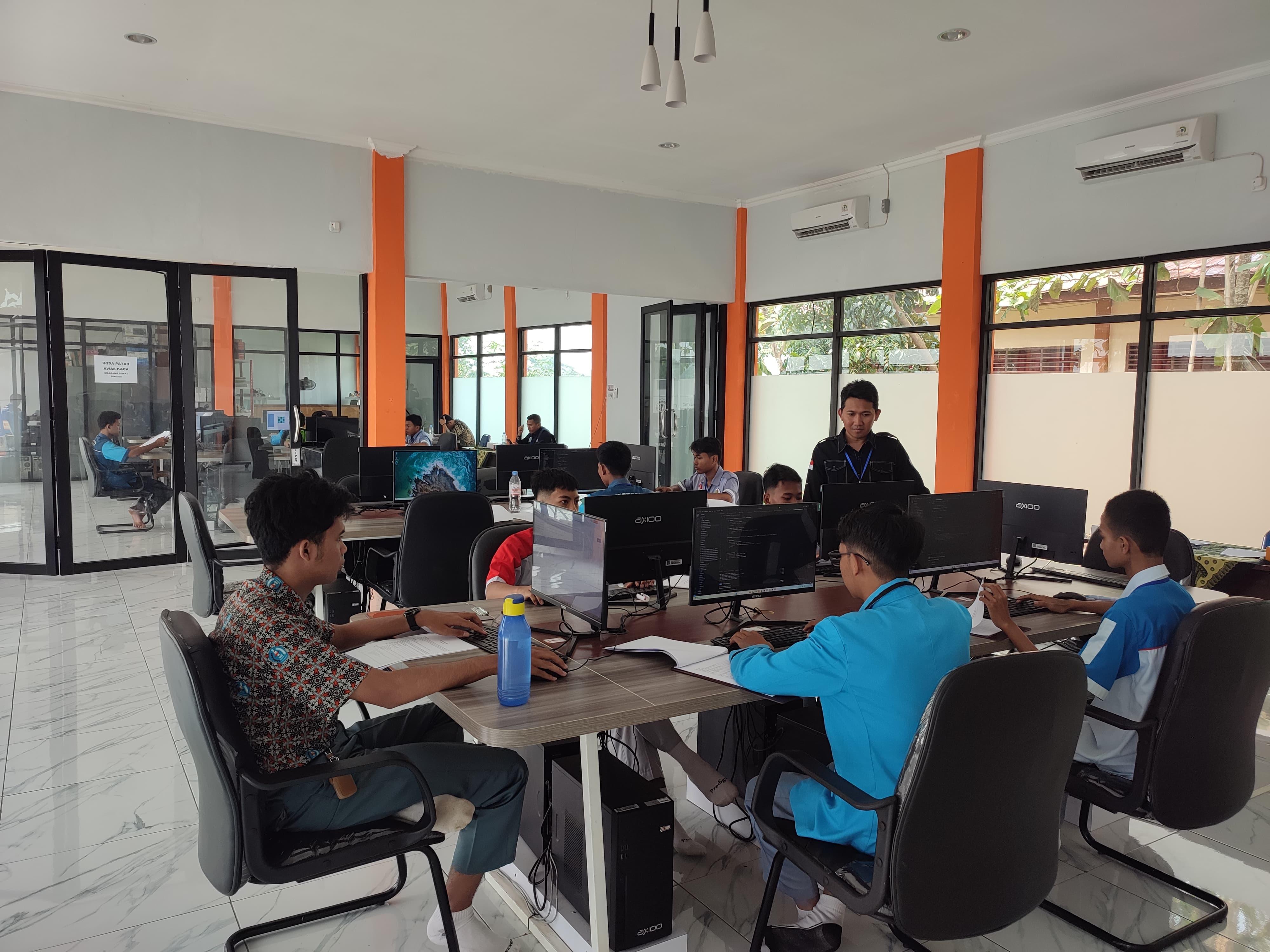 penguji-di-smkn-2-banyusari-1.jpg